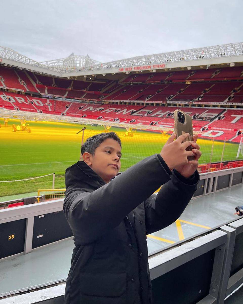 potret keluarga Bunga Zainal di Old Trafford (instagram.com/bungazainal05)