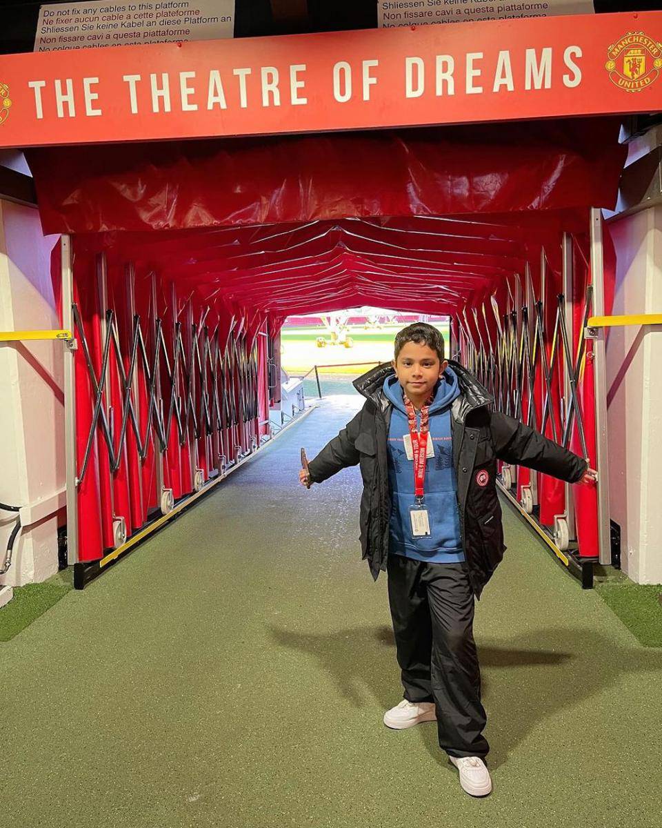 potret keluarga Bunga Zainal di Old Trafford (instagram.com/bungazainal05)