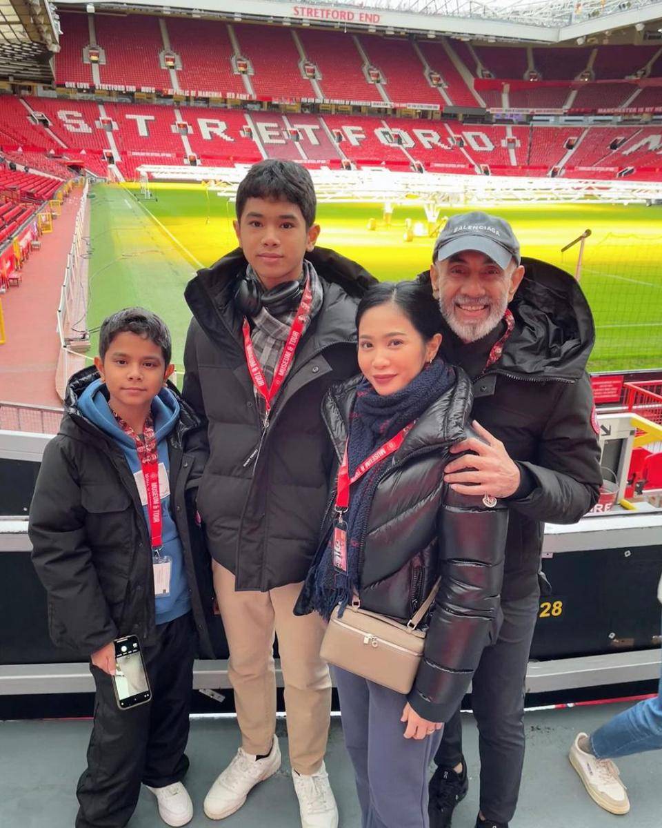 potret keluarga Bunga Zainal di Old Trafford (instagram.com/bungazainal05)