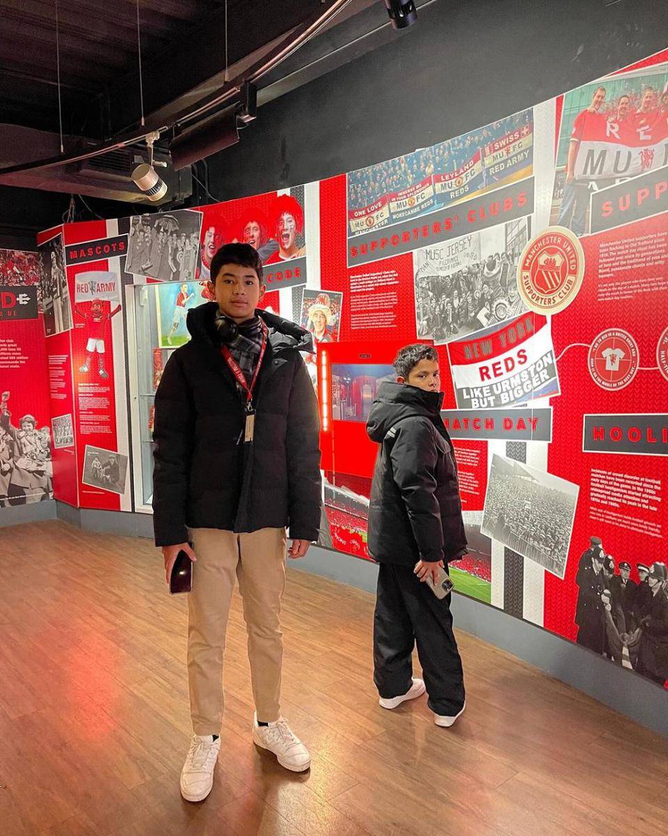 potret keluarga Bunga Zainal di Old Trafford (instagram.com/bungazainal05)