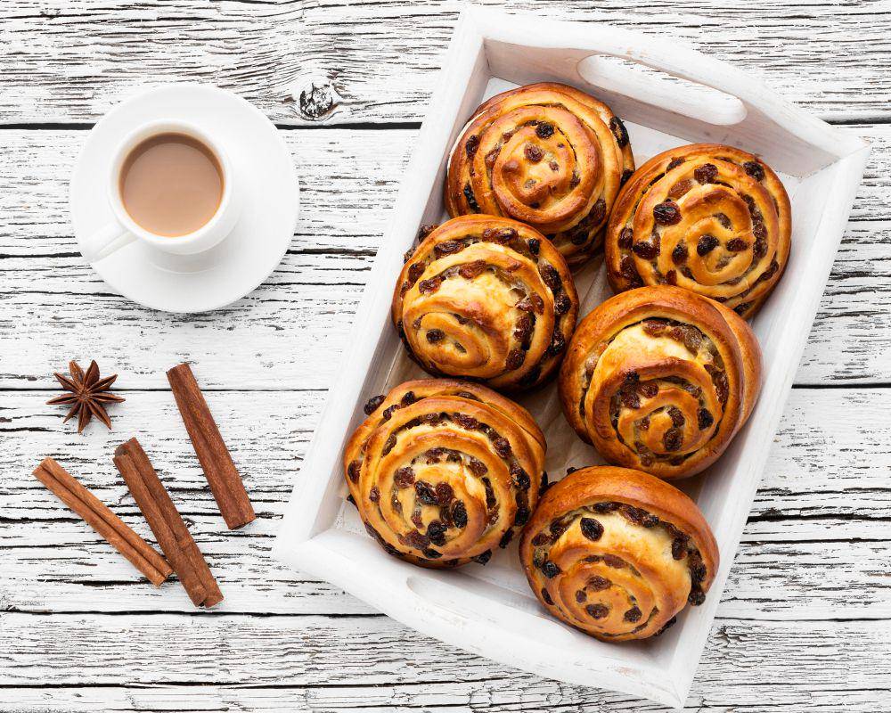 ilustrasi raisin cream cheese roll bread (freepik.com/freepik.com)