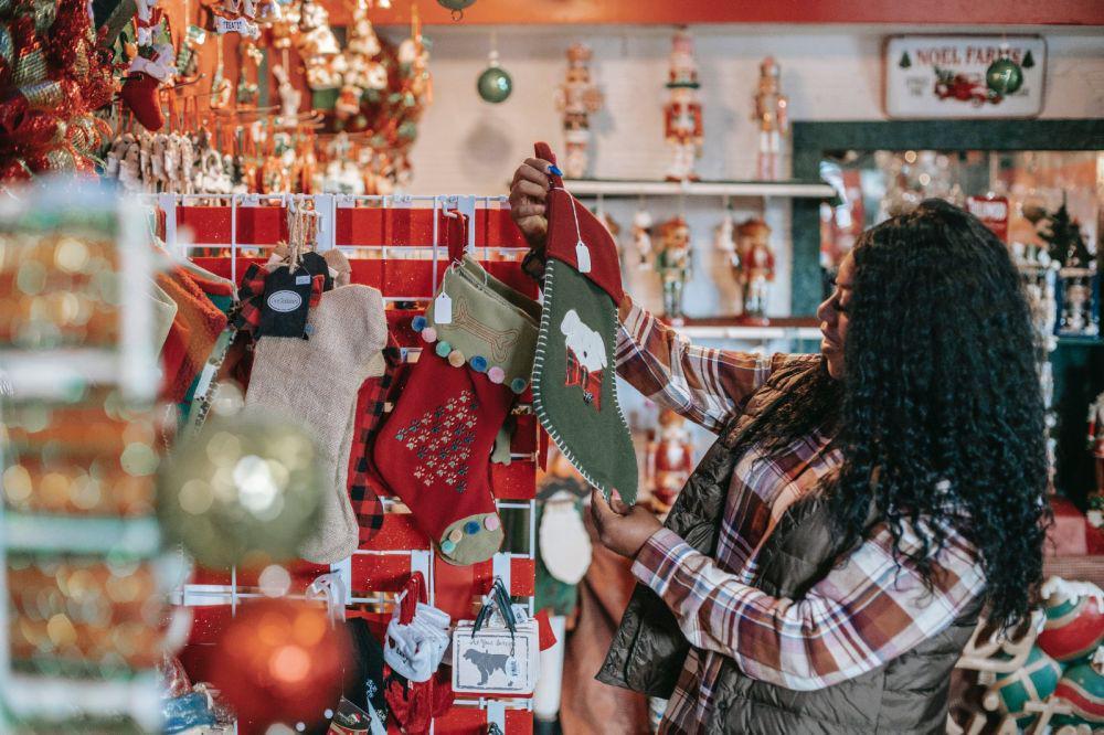 Kenapa Natal Identik dengan Tradisi Menggantung Kaus Kaki?