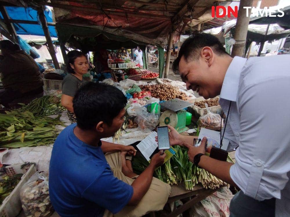 BPJS Ketenagakerjaan mensosialisasikan program BPU ke pedagang di Pasar Marelan, Rabu (20/12/2023) (IDN Times/Doni Hermawan)