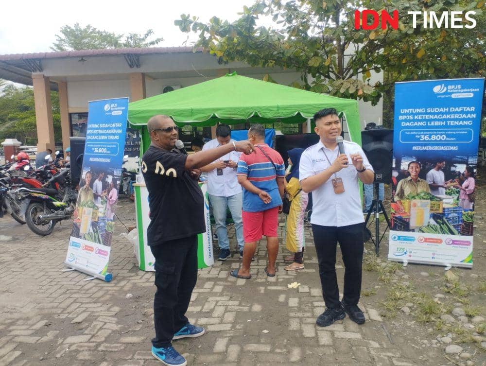 BPJS Ketenagakerjaan menggandeng influencer Medan Ketua Limpol saat sosialisasi di Pasar Marelan Medan, Rabu (20/12/2023) (IDN Times/Doni Hermawan)
