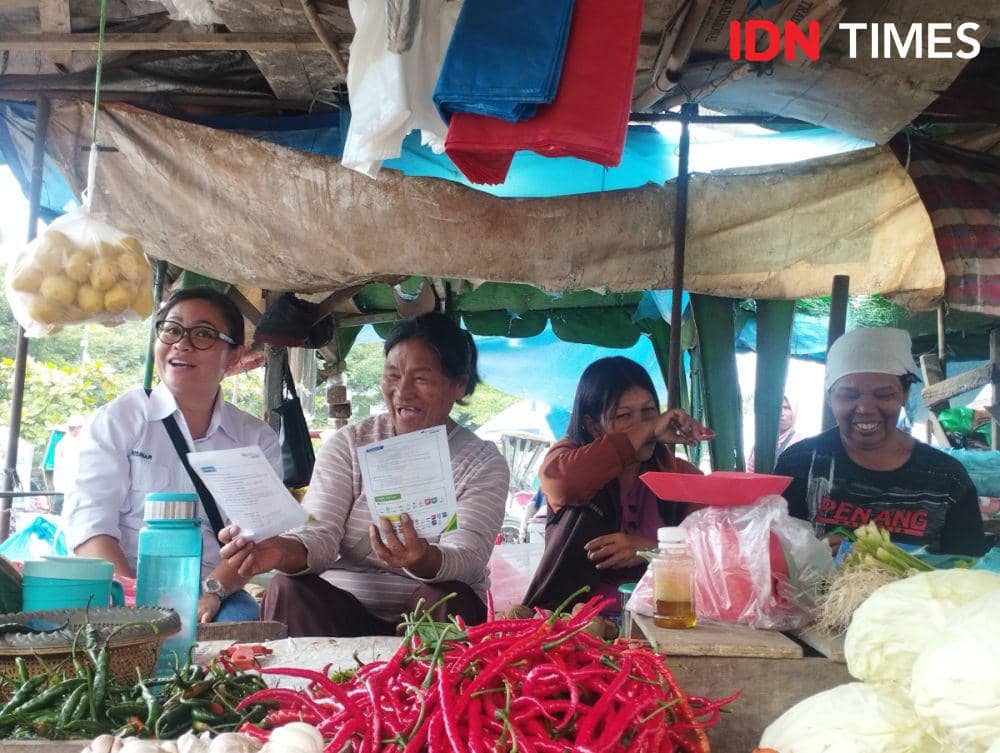 BPJS Ketenagakerjaan mensosialisasikan program BPU ke pedagang di Pasar Marelan, Rabu (20/12/2023) (IDN Times/Doni Hermawan)