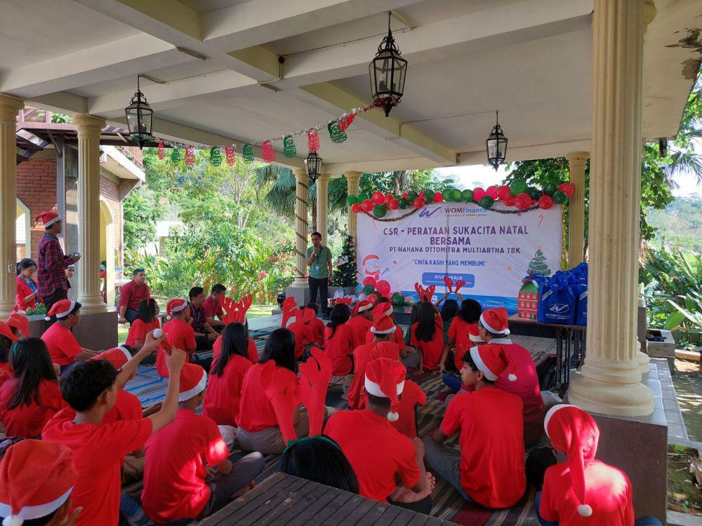 Rayakan Natal, WOM Finance Ajak Anak Panti Asuhan di Semarang Tamasya