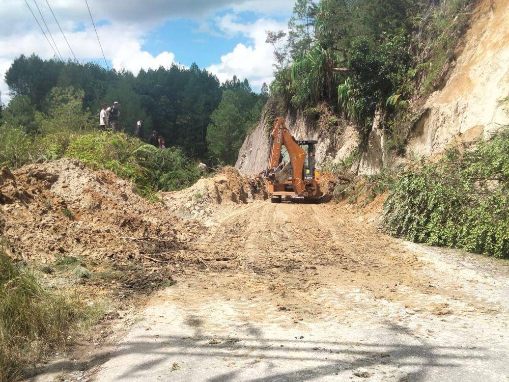 Proses evakuasi material longsor yang terjadi di Desa Harianja, Kecamatan Pangaribuan, Kabupaten Tapanuli Utara, Rabu (20/12/2023). (Dok Polres Taput)