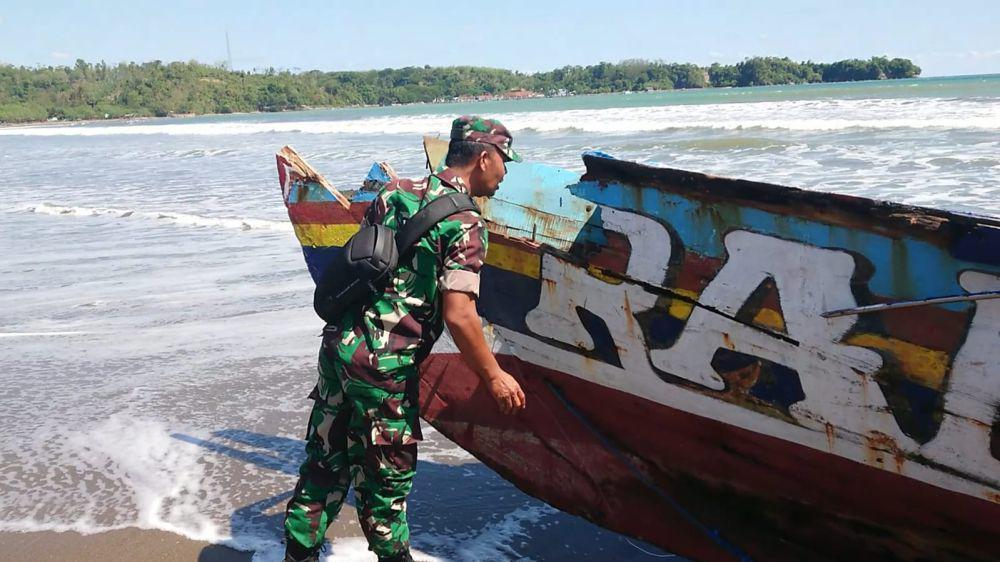 Perahu Nelayan di Tulungagung Pecah, 1 Orang Meninggal