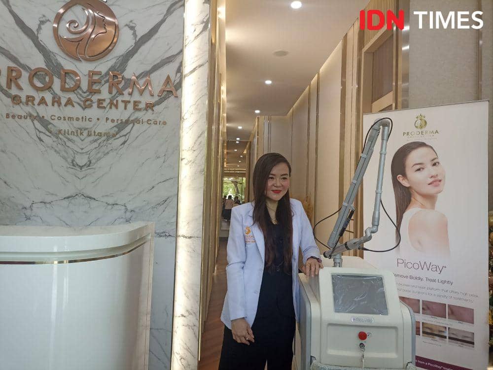 dr. Angeline Dewi, Sp.KK, pemilik klinik Proderma yang menghadirkan perawatan Bright Beauty PicoWay dalam Press Conference di Proderma Graha Center. 19 Desember 2023. (IDN Times/M. Tarmizi Murdianto)