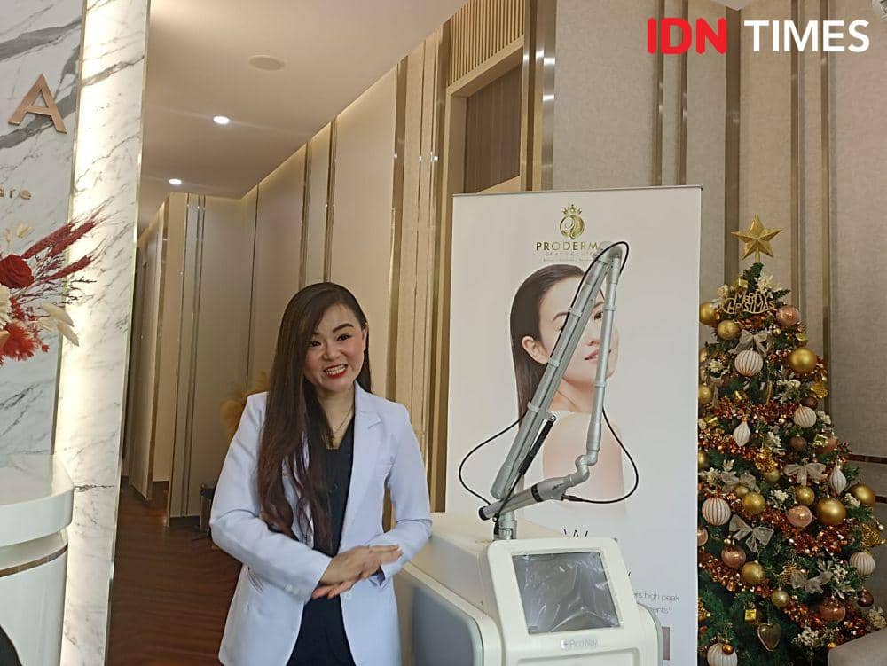 dr. Angeline Dewi, Sp.KK, pemilik klinik Proderma yang menghadirkan perawatan Bright Beauty PicoWay dalam Press Conference di Proderma Graha Center. 19 Desember 2023. (IDN Times/M. Tarmizi Murdianto)