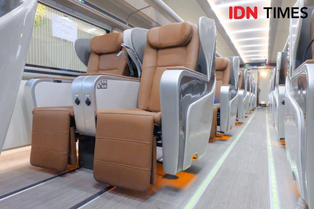 Kereta api new generation yang hadir menyambut nataru 2024, Kamis (21/12/2023).(IDN Times/Cokie Sutrisno).).