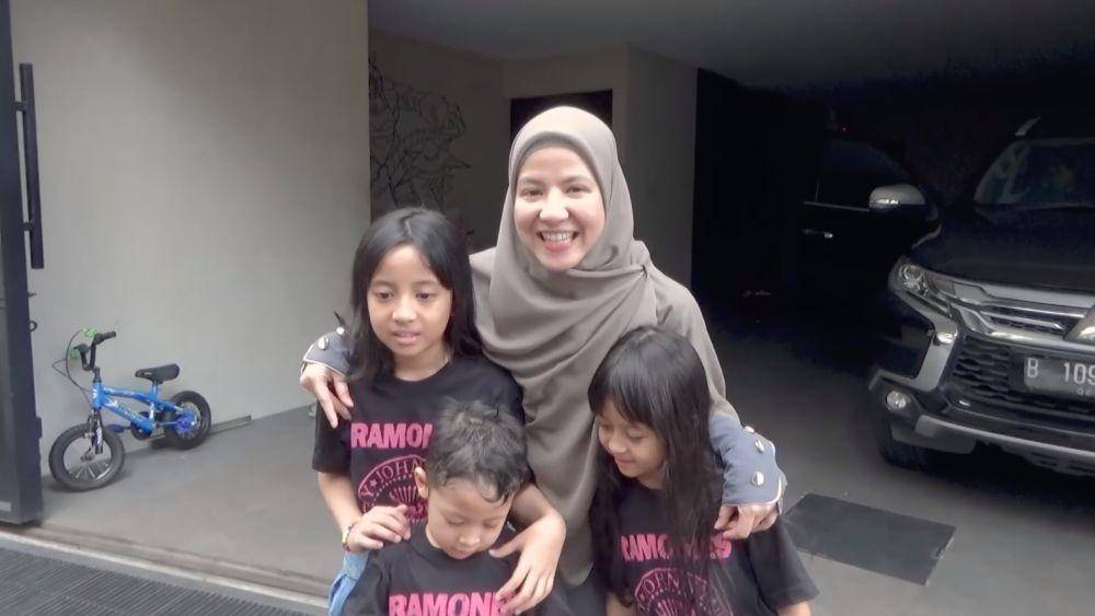 Desta dan Natasha Rizky temani anak sunat (YouTube.com/Trio Strong Family)
