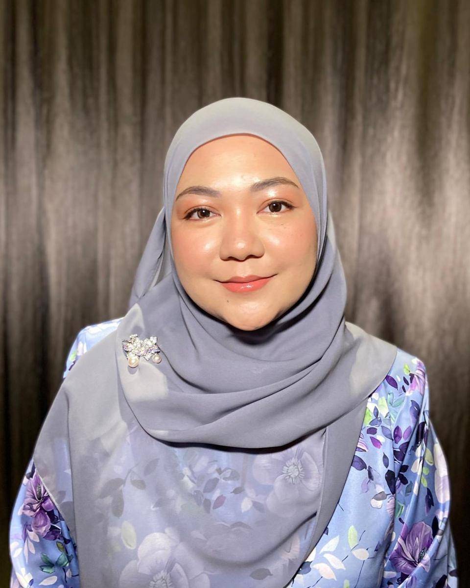 Glass skin makeup (instagram.com/makeupbyfadhlina)