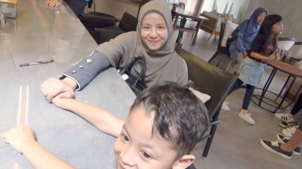 Desta dan Natasha Rizky temani anak sunat (YouTube.com/Trio Strong Family)