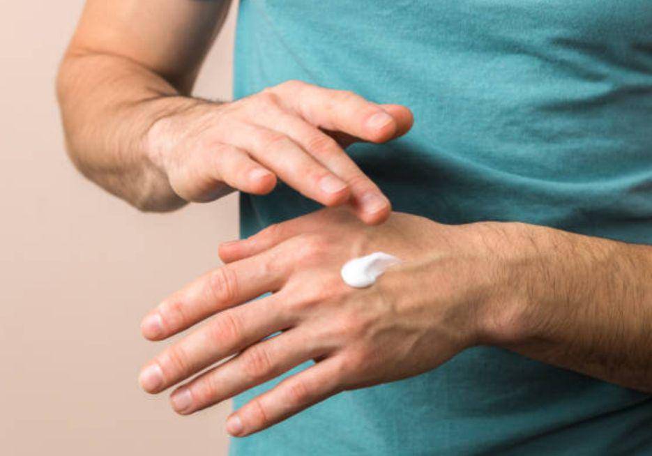 ilustrasi pria yang memakai body lotion (istockphoto.com/AndreiDavid)
