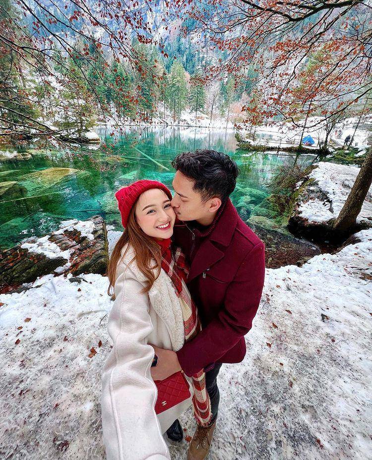 potret Nanda Arsyinta dan suami kunjungi Danau Blausee, Swiss (instagram.com/nandaarsynt)