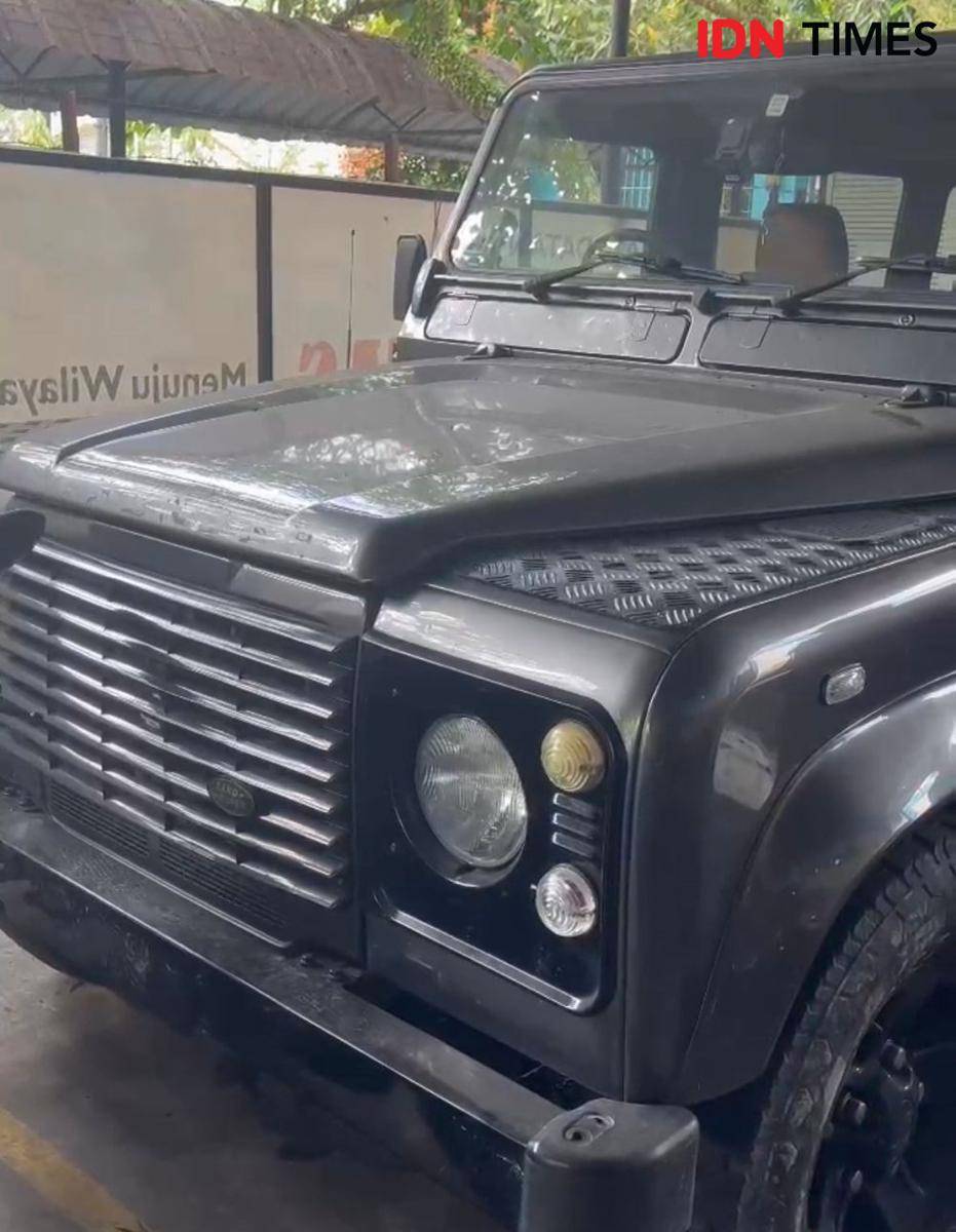 Kendaraan roda empat jenis Land Rover Defender disita Bea Cukai Kalbar. (IDN Times/Teri).