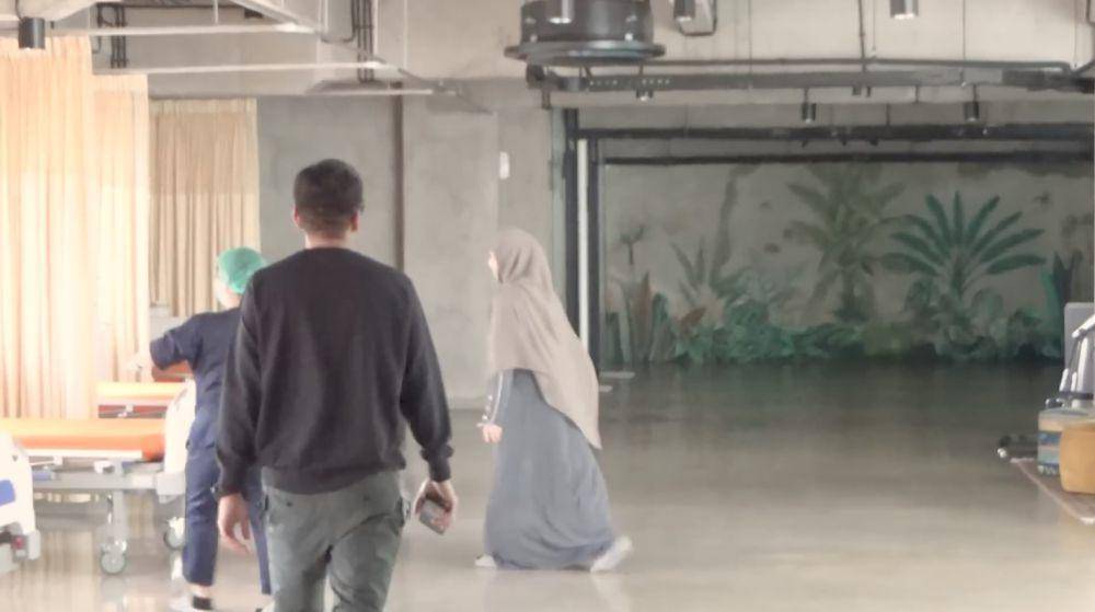 Desta dan Natasha Rizky temani anak sunat (YouTube.com/Trio Strong Family)