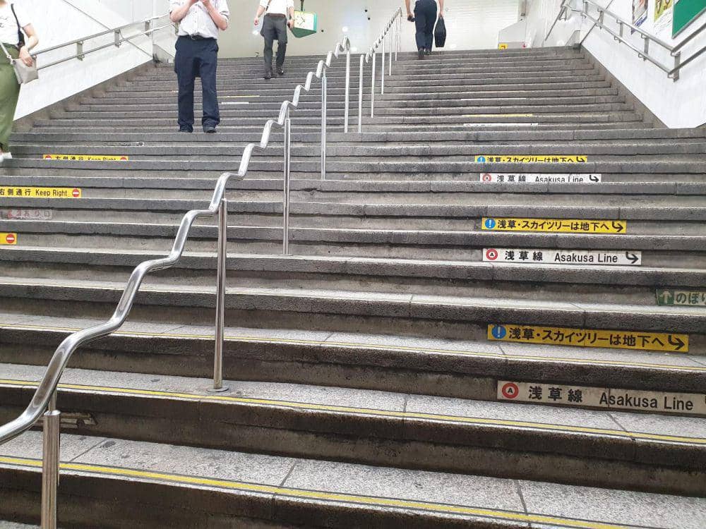 potret desain pegangan tangga mencolok mata (reddit.com/user/Jsossoouflei)