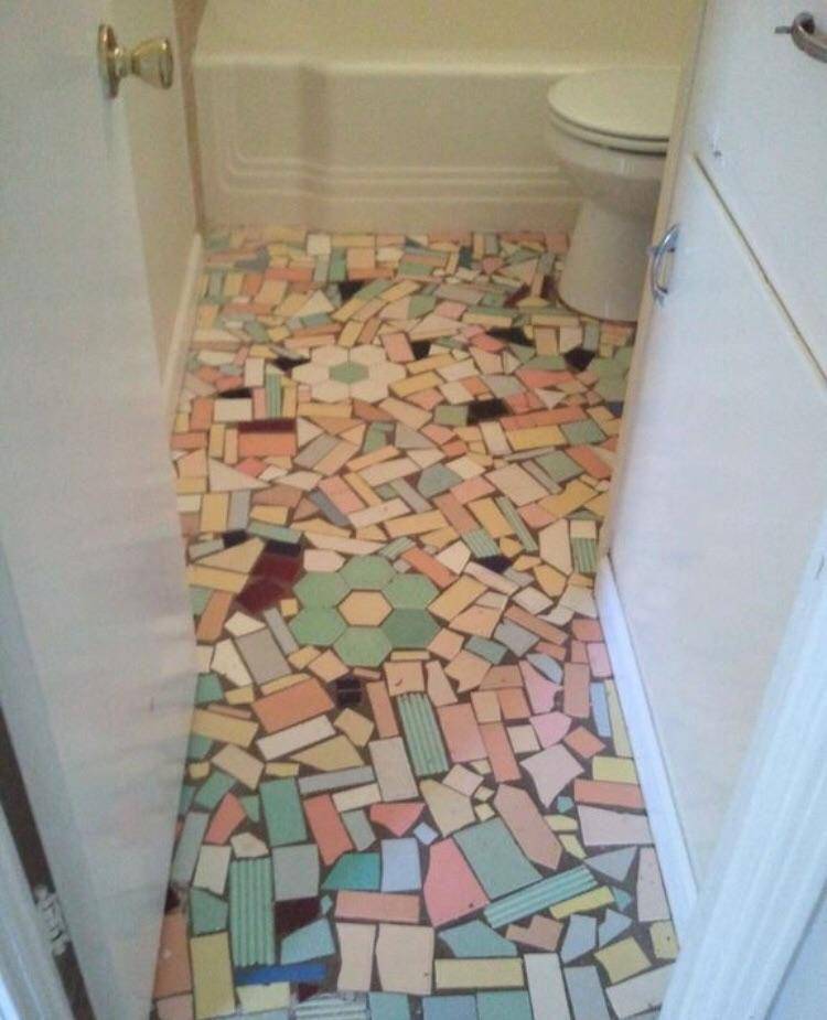 potret lantai kamar mandi desain nyeleneh (reddit.com/user/smelooch)