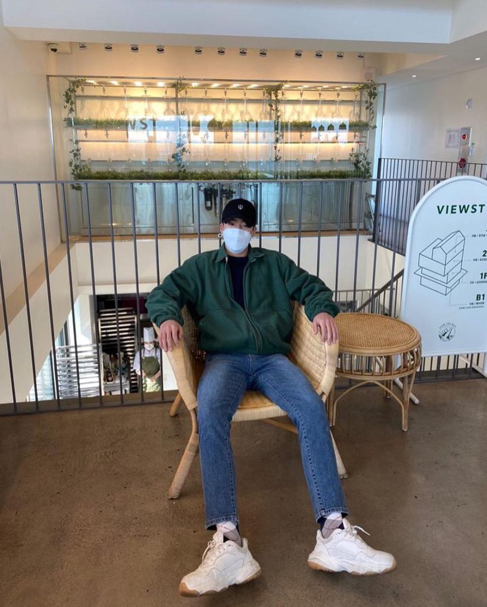 OOTD pakai topi ala Yoo Soo Bin (instagram.com/subinyu1106)