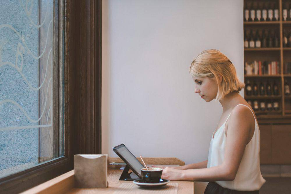 ilustrasi kesulitan menemukan teman baru ketika dewasa (unsplash.com/Amel Majanovic)