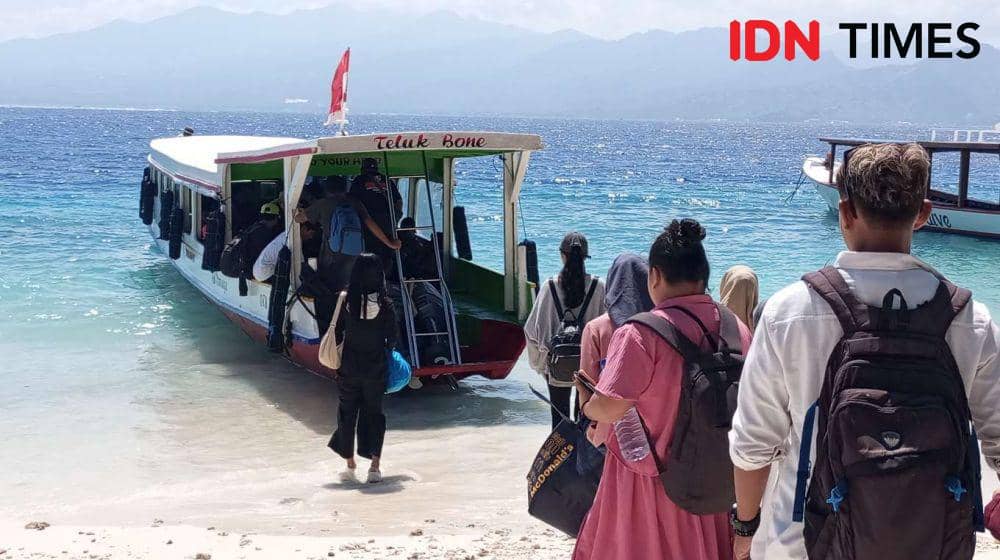 Wisatawan berkunjung ke Gili Trawangan Lombok Utara. (IDN Times/Muhammad Nasir)