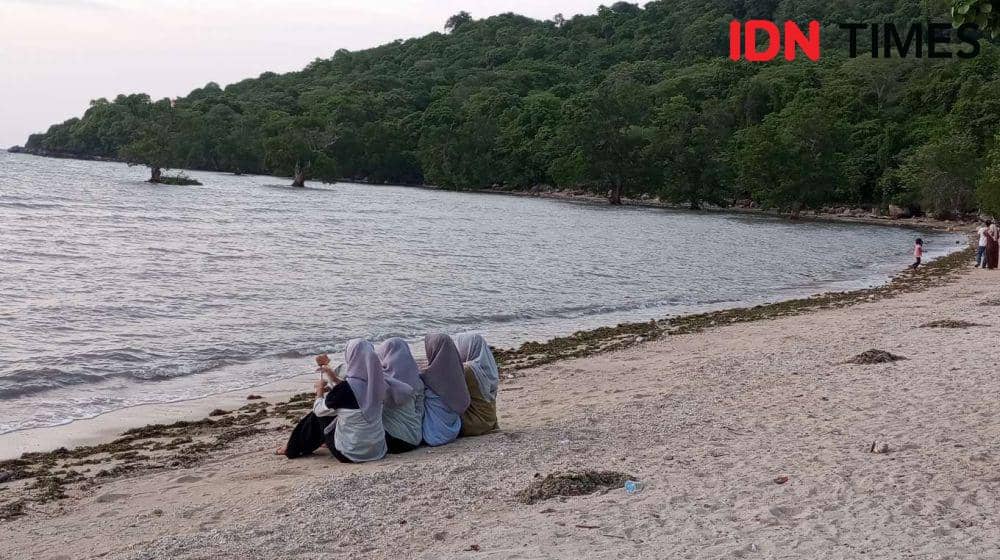 Wisatawan menikmati Pantai Ailemak Tanjung Menangis Sumbawa. (IDN Times/Muhammad Nasir)