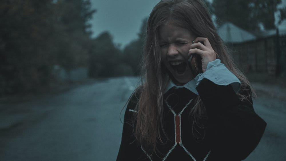 ilustrasi meninggikan nada suara saat berbicara (unsplash.com/Daniil Onischenko)