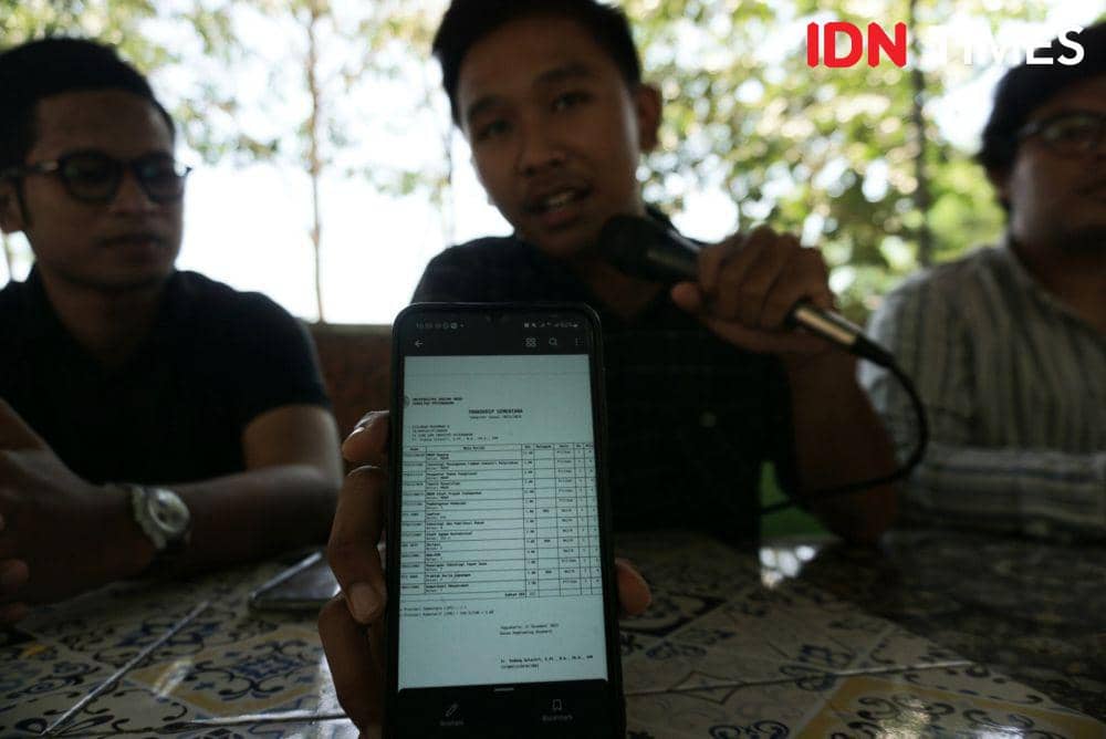 Ketua BEM KM UGM, Gielbran Muhammad Noor (tengah) saat konferensi pers, Kamis (21/12/2023). (IDN Times/Herlambang Jati Kusumo)