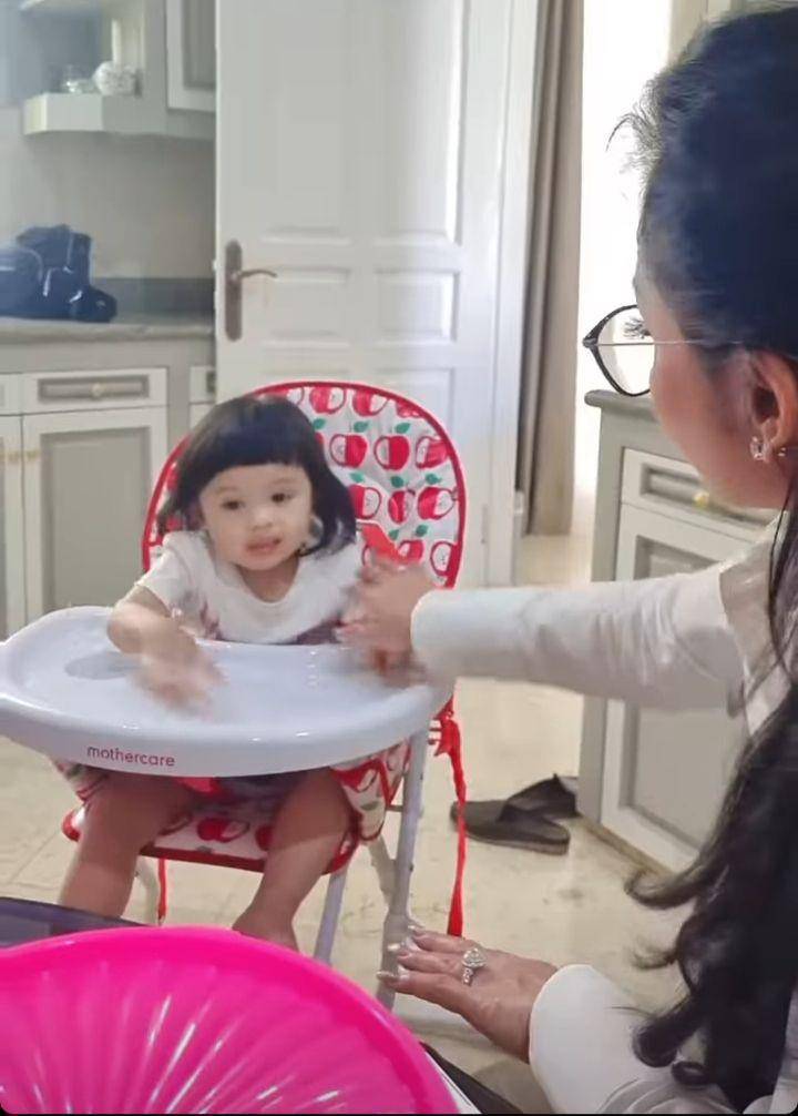 Momen Azura Pertama Kali Main ke Rumah Gemmi (Instagram.com/krisdayantilemos)