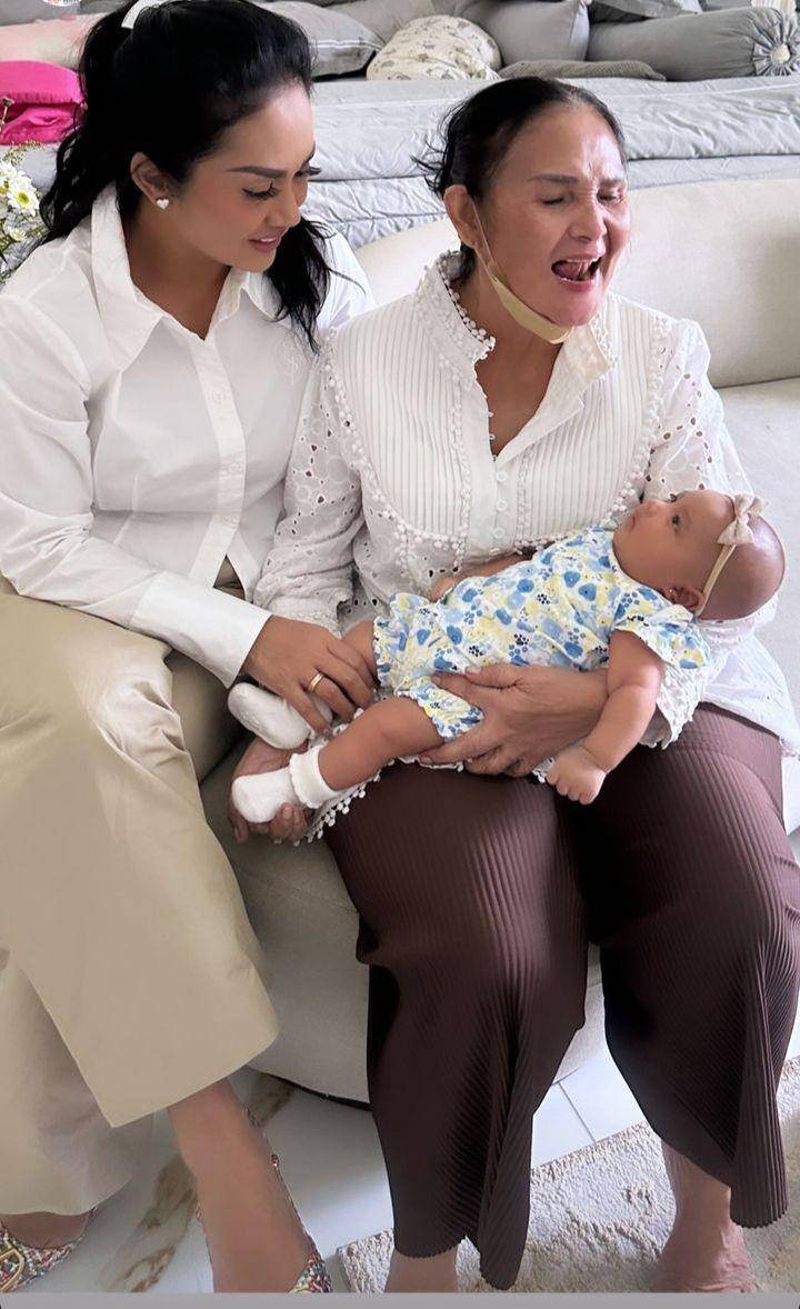 Momen Azura Pertama Kali Main ke Rumah Gemmi (Instagram.com/krisdayaantilemos)