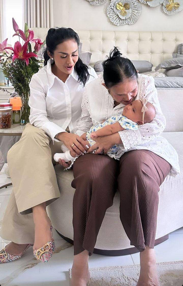 Momen Azura Pertama Kali Main ke Rumah Gemmi (Instagram.com/aurelie.hermansyah)