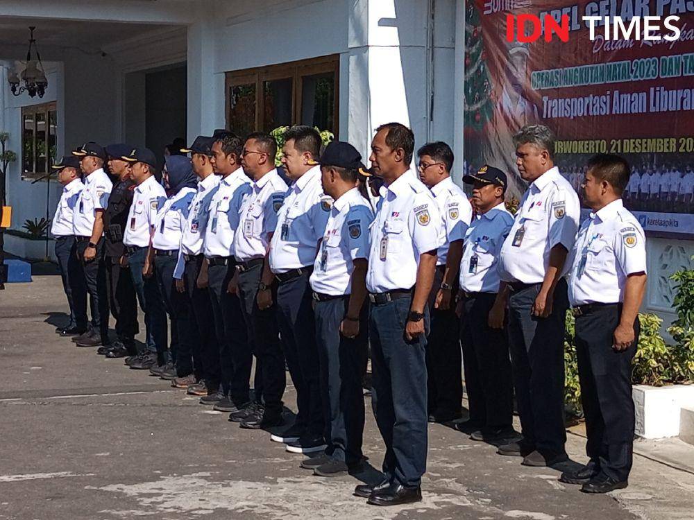 Daop 5 Purwokerto siagakan 68 petugas ekstra, Kamis (21/12/2023).(IDN Times/Cokie Sutrisno).