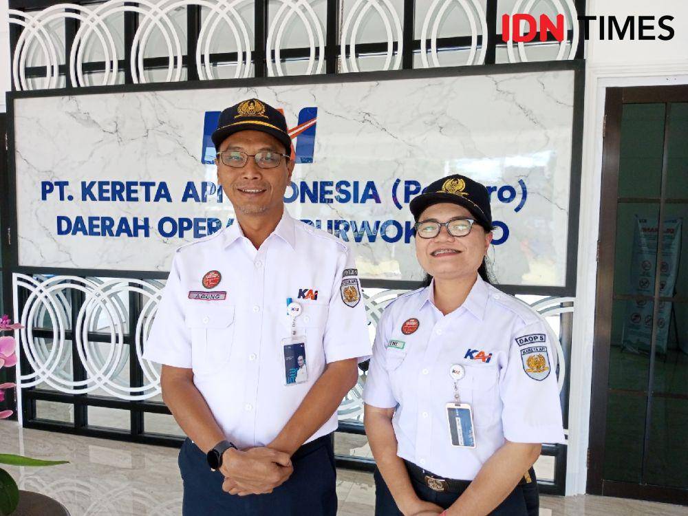 GM Daop 5 Purwokerto D. Agung Wawan Purnawan didampingi Humas Feni Novida Saragih, Kamis (21/12/2023).(IDN Times/Cokie Sutrisno).