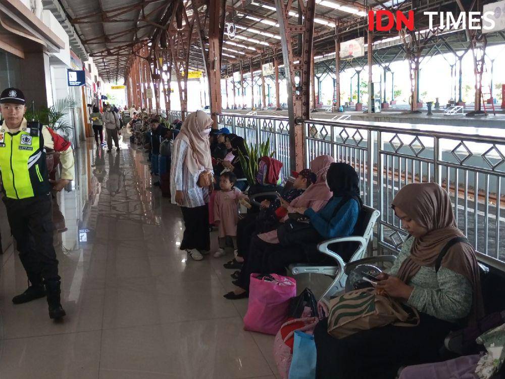 Para penumpang yang sedang menunggu keberangkatan kereta api di stasiun Purwokerto, Kamis (21/12/2023).(IDN Times/Cokie Sutrisno).