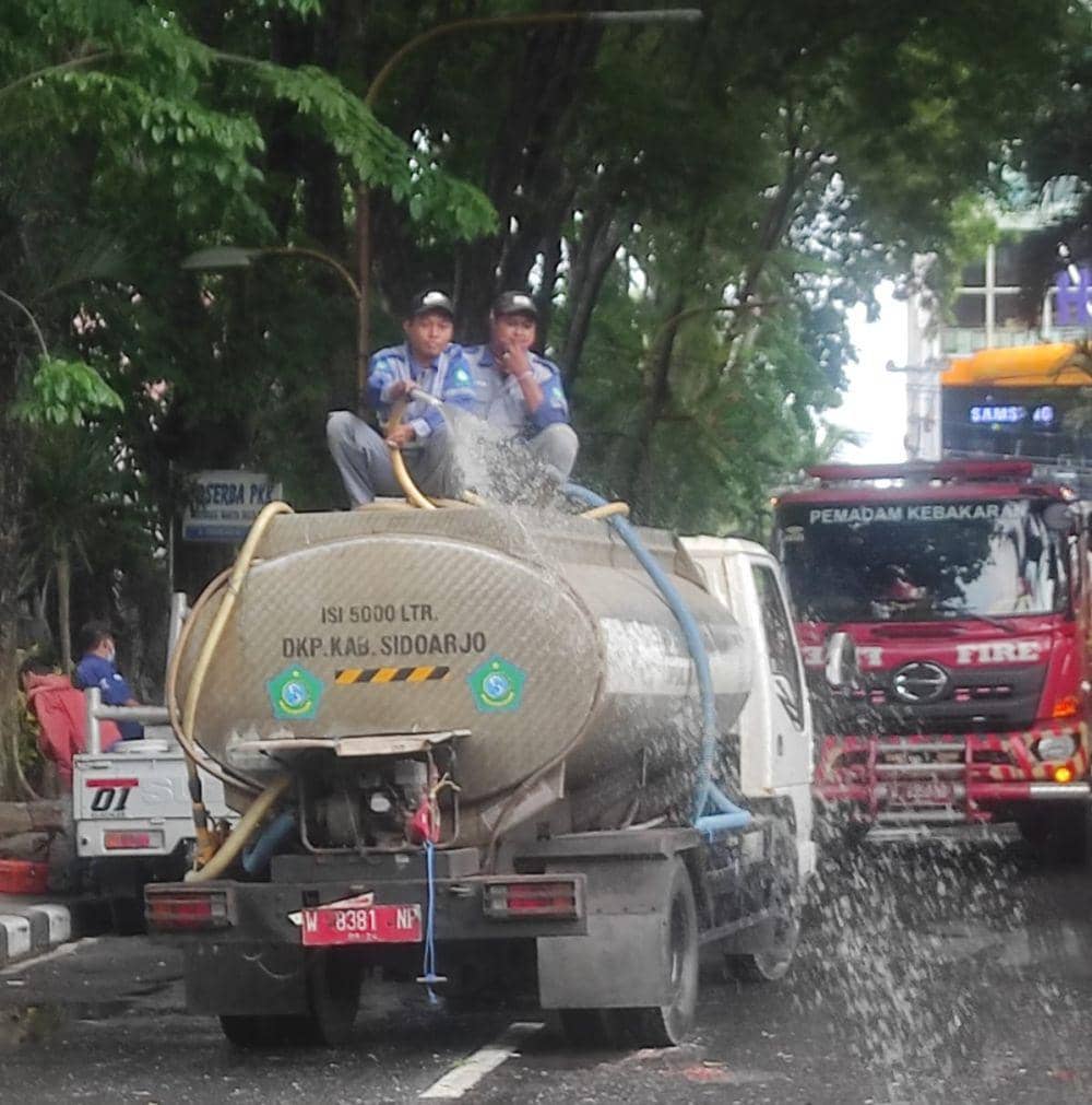 Aksi Tumpahkan Sampah di Kantor Bupati Sidoarjo, Pemkab Beri Penjelasan