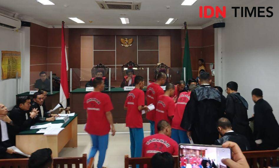 Para terdakwa kasus kericuhan aksi solidaritas untuk Rempang saat berada di ruang sidang PN Batam (IDN Times / Putra Gema Pamungkas)