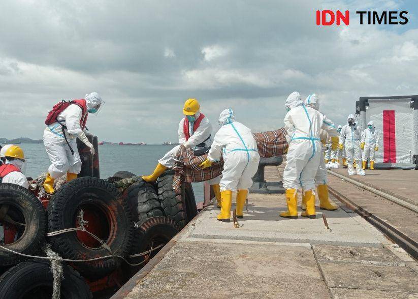 Proses evakuasi dua awak kapal yang terpapar radiasi radioaltif di Pelabuhan Batu Ampar Batam (IDN Times / Putra Gema Pamungkas)