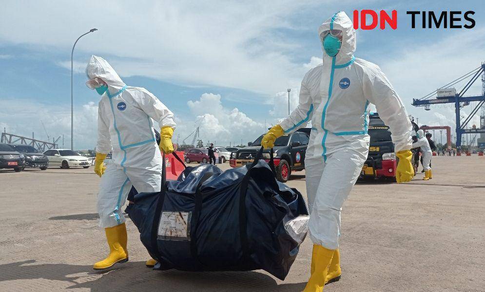 Proses pengangkatan barang terpapar radiasi radioaktif di Pelabuhan Batu Ampar, Kota Batam (IDN Times / Putra Gema Pamungkas)