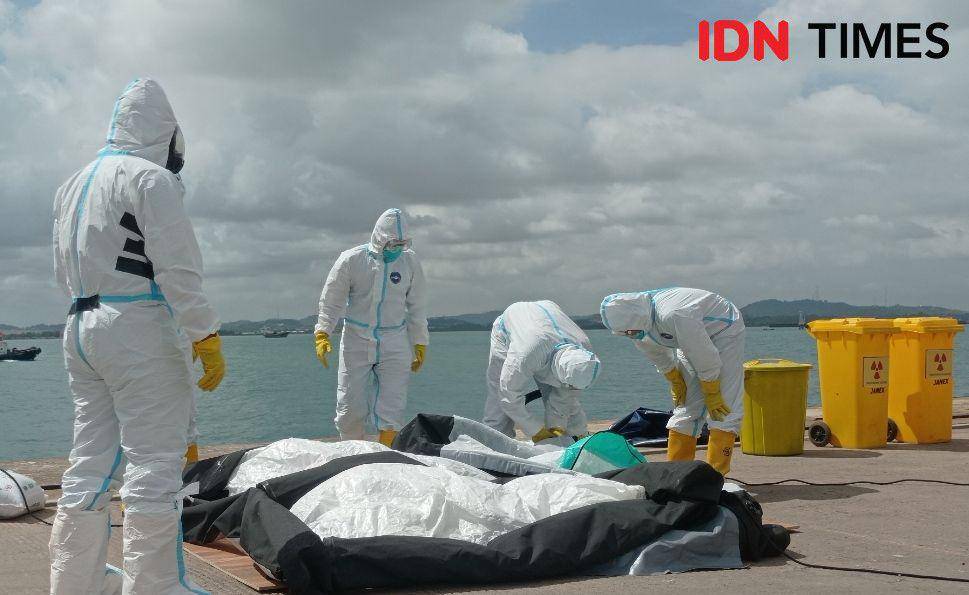 Simulasi proaes evakuasi awak kapal yang terpapar radiasi radioaktif di Pelabuhan Batu Ampar, Kota Batam (IDN Times / Putra Gema Pamungkas)