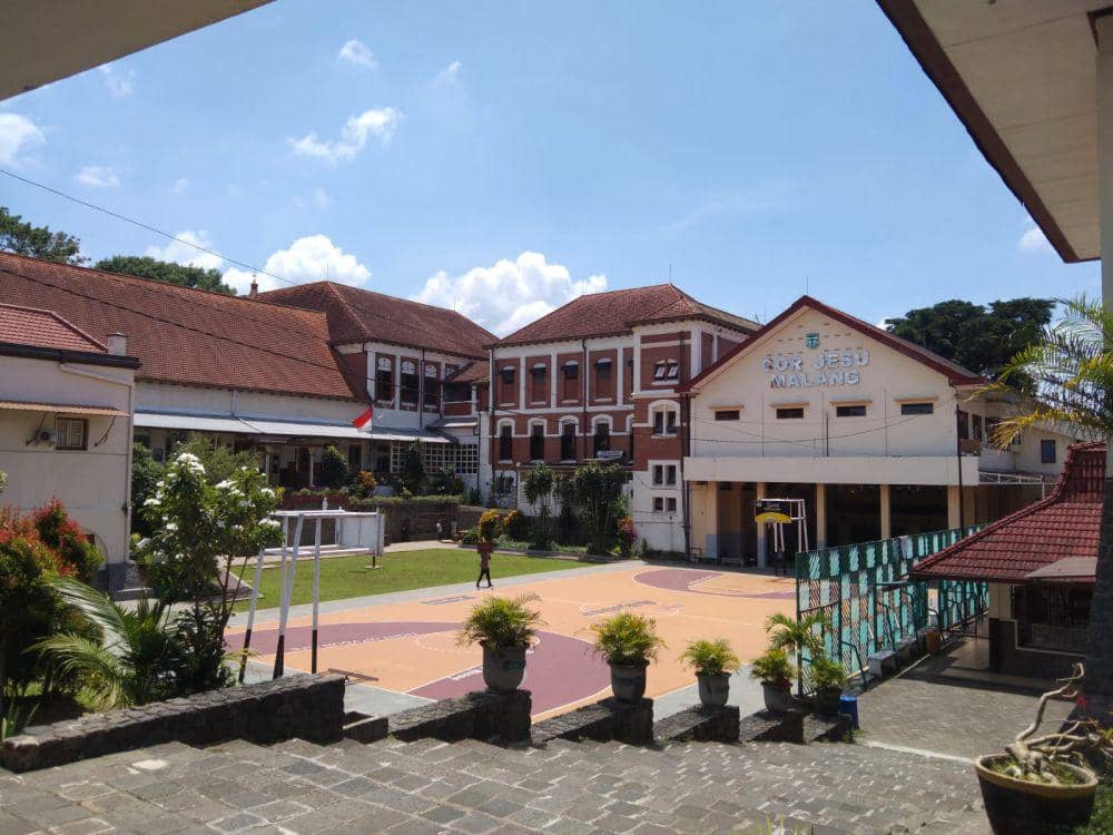 Penampakan bangunan Sekolah Katolik Cor Jesu Malang. (IDN Times/Rizal Adhi Pratama)