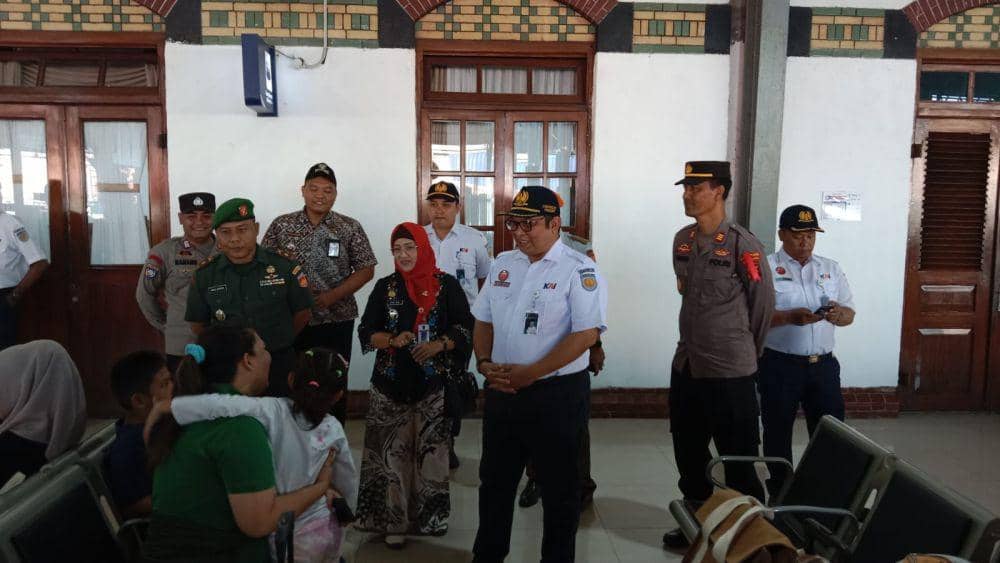 Kepala Daop 4 Semarang Daniel Hutabarat ketika mengapa para penumpang kereta api di selasar Stasiun Semarang Tawang. (IDN Times/Fariz Fardianto)