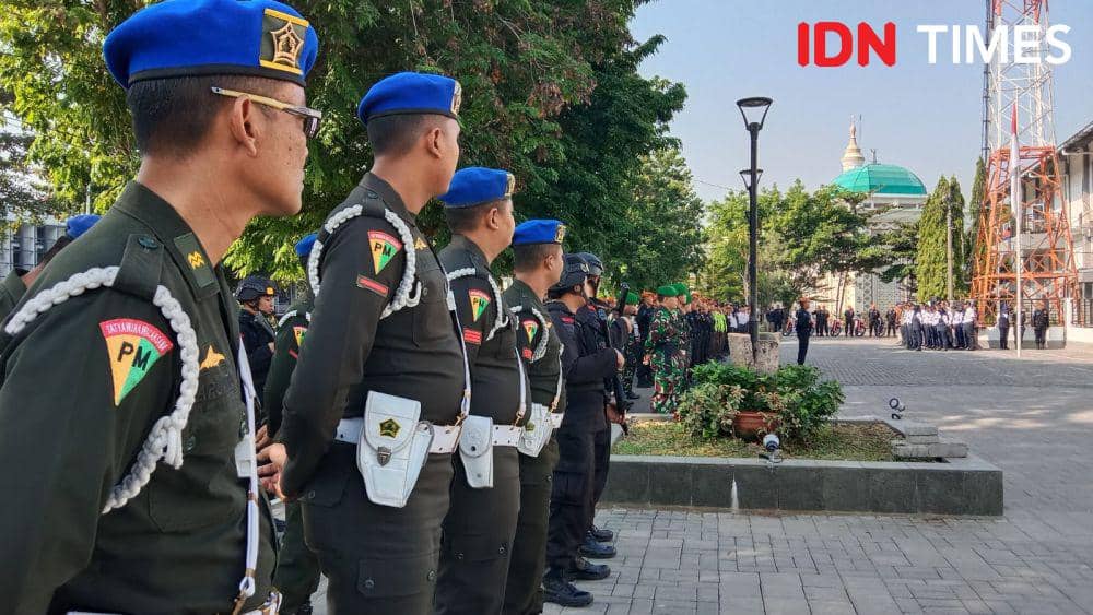 Sejumlah personel Corps Polisi Militer (CPM) saat mengikuti apel siaga Nataru di Stasiun Semarang Tawang. (IDN Times/Fariz Fardianto)