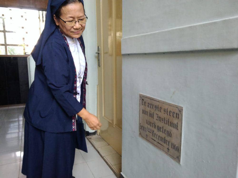 Lucia Anggraini memperlihatkan usia bangunan Sekolah Katolik Cor Jesu Malang. (IDN Times/Rizal Adhi Pratama)