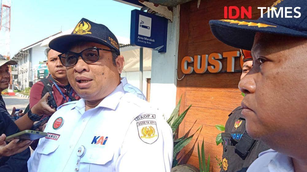 Kepala Daop 4 Semarang Daniel Hutabarat saat memberi keterangan mengenai kesiapsiagaan personelnya menghadapi arus mudik Nataru 2023. (IDN Times/Fariz Fardianto)