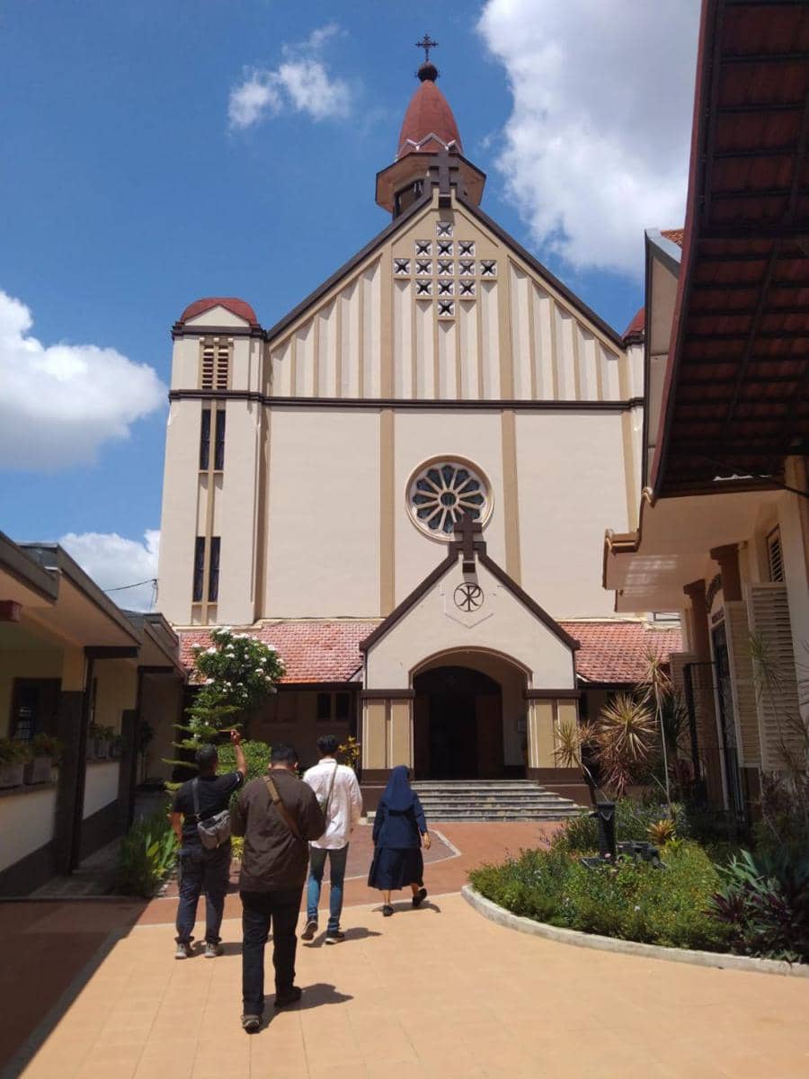 Penampakan bangunan gereja di dalam Sekolah Katolik Cor Jesu Malang. (IDN Times/Rizal Adhi Pratama)