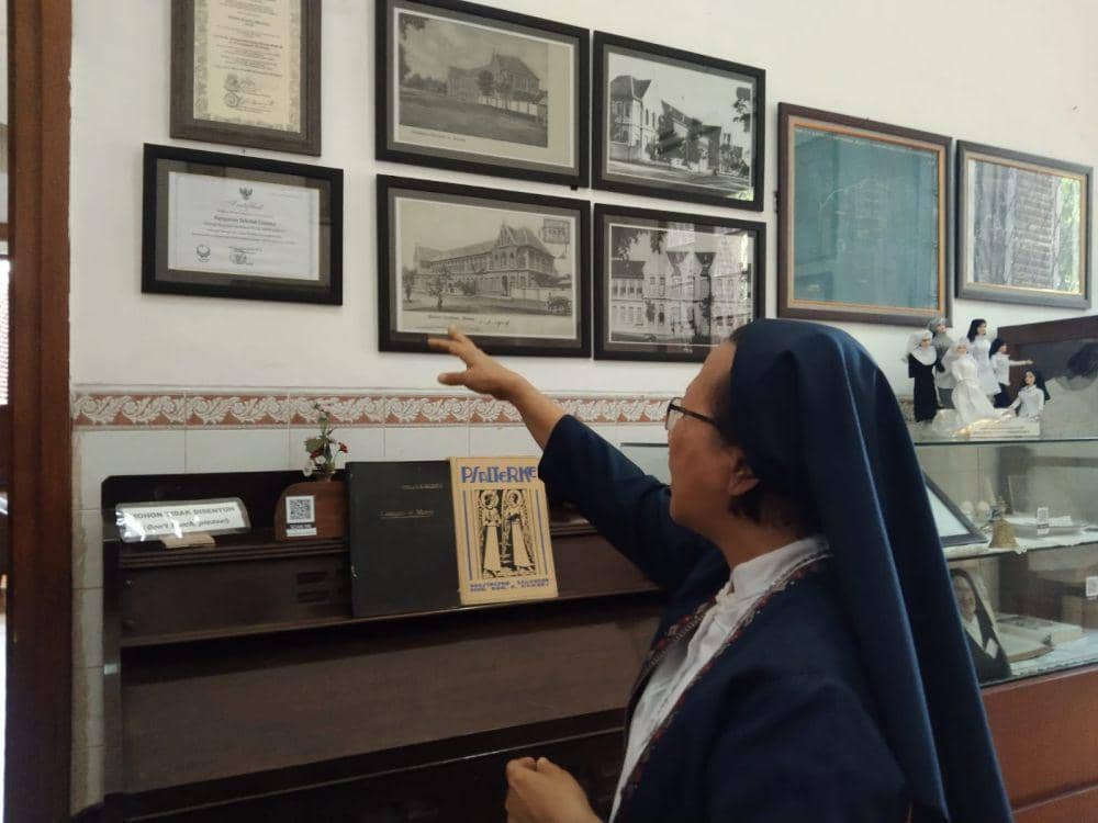 Lucia Anggraini memperlihatkan 3 tahapan pembangunan Sekolah Katolik Cor Jesu Malang. (IDN Times/Rizal Adhi Pratama)