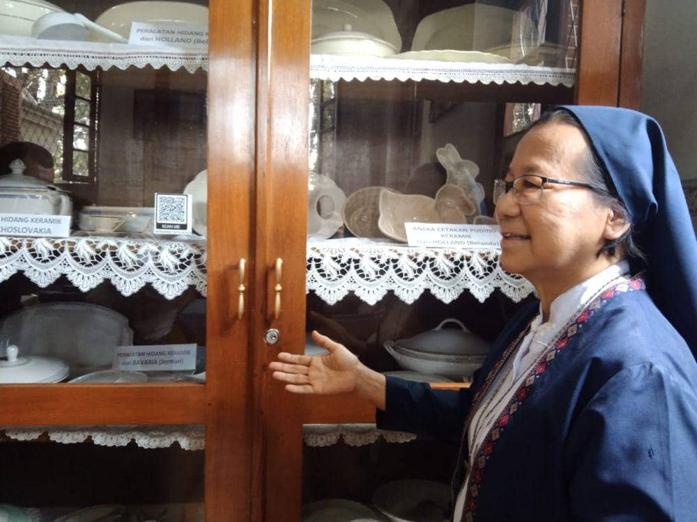 Lucia Anggraini memperlihatkan koleksi peralatan makanan antik di Sekolah Katolik Cor Jesu Malang. (IDN Times/Rizal Adhi Pratama)