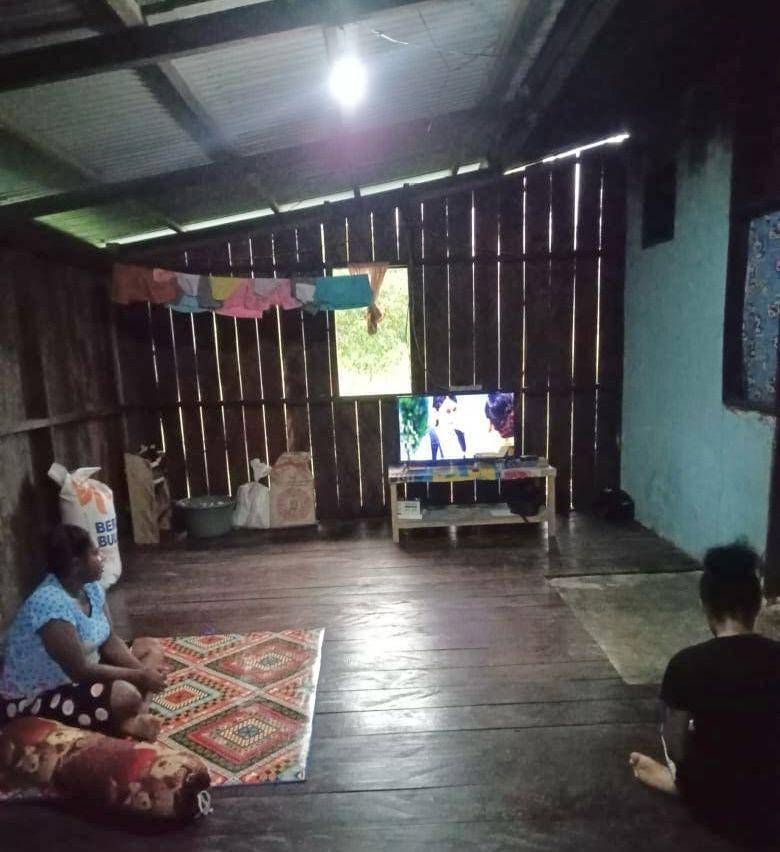 PT PLN (Persero) menghadirkan dua Pembangkit Listrik Tenaga Surya (PLTS) yang dilengkapi battery storage di Kampung Konderjan, Kabupaten Sarmi, Papua. (dok. PLN)